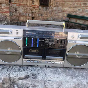 vintage Sharp GF-575 ZB boombox