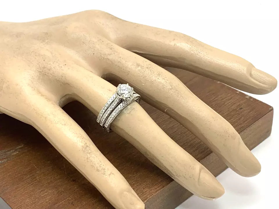 Parade Wedding Set features an 18k white gold diamond