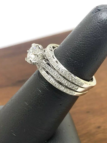 Parade Wedding Set features an 18k white gold diamond