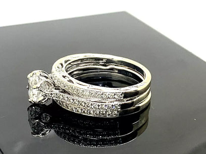 Parade Wedding Set features an 18k white gold diamond