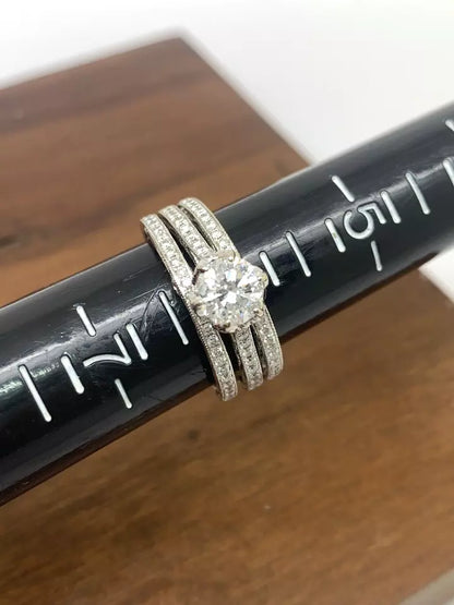 Parade Wedding Set features an 18k white gold diamond